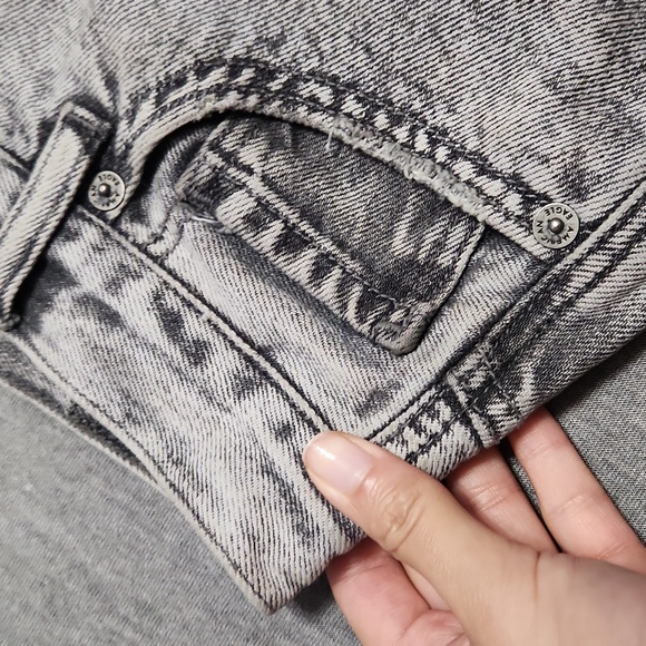 American Eagle Outfitters Gray Acid Wash Ripped High Rise Baggy Taper Mom Jeans - Picture 8 of 15